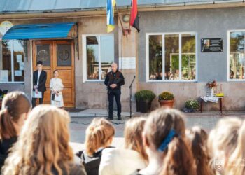 Відкриття меморіальної таблиці. Фото ТМР