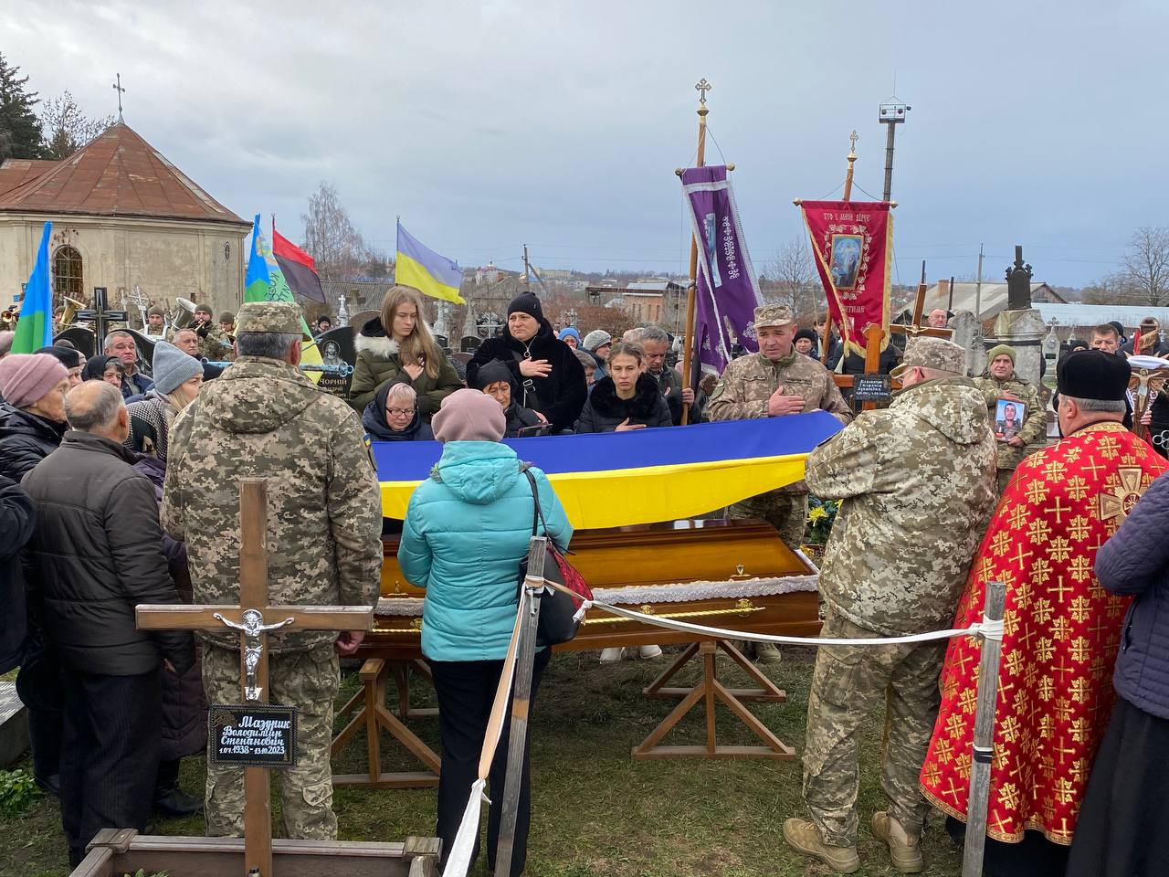 Тернопільщина попрощалася з Героєм Сергієм Мельничком