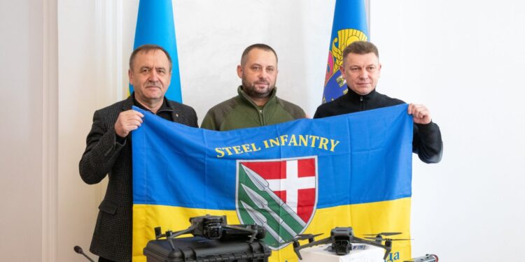 З Тернопільщини передали дрони на фронт. Фото ТОВА