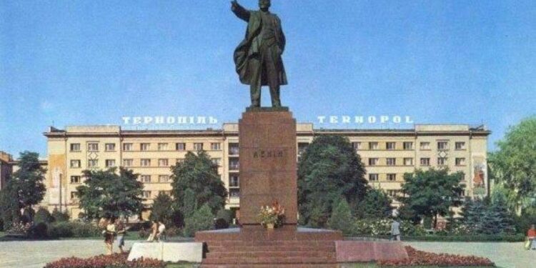 У серпні 1990 року в Тернополі демонтували пам'ятник Леніну