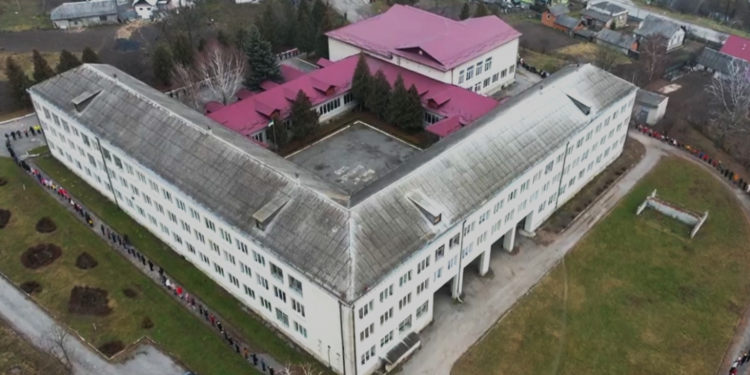 Зборівська школа 1. Фото зі сторінки школи