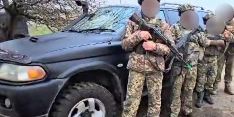 Тернопільські митники передали автомобіль бійцям ЗСУ. Фото Тернопільська митниця