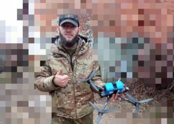 Тарас отримує бойову пташку від Дичківської філії (школи)