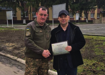 Віталій Бобрівець приймає подяку