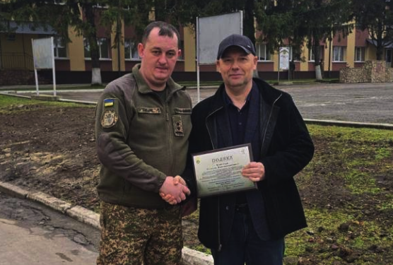 Віталій Бобрівець приймає подяку