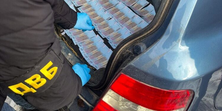 3000 доларів за посвідчення та послуги