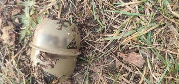 Біля садочка у Тернополі знайшли гранату. Фото Нацполіції