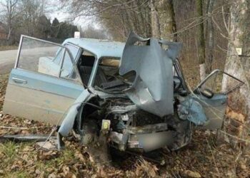 Рятувальники вивільняли потерпілих з салону автівки