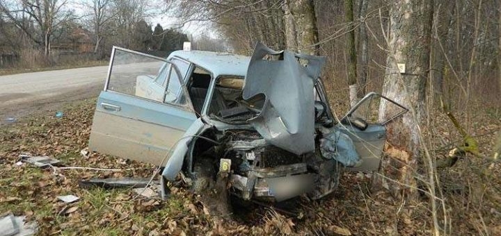 Рятувальники вивільняли потерпілих з салону автівки