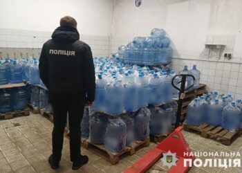 Незаконно видобували та продавали воду зі свердловини