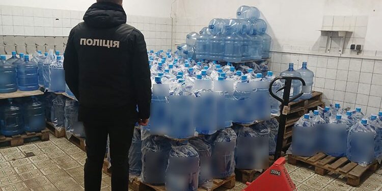 Незаконно видобували та продавали воду зі свердловини