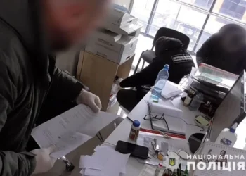 Працівницю благодійного фонду звинувачують у переправлянні ухилянтів