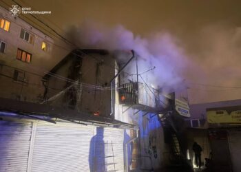 У Тернополі рятувальники гасили пожежу на складі
