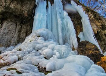Лютневі морози скували найбільші водоспади Тернопільщини
