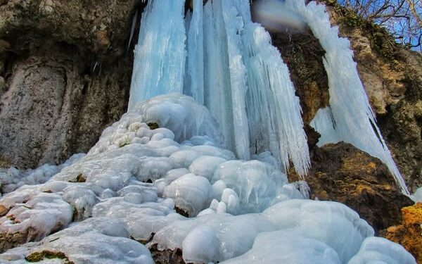Лютневі морози скували найбільші водоспади Тернопільщини