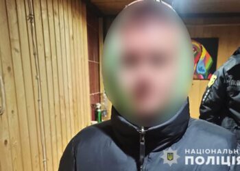 Хлопець запросив друзів та порубав сокирою