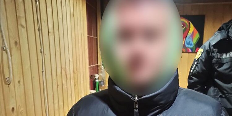 Хлопець запросив друзів та порубав сокирою