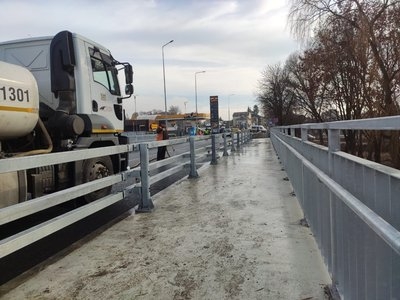 На відремонтованому мості встановили LED-світлофори