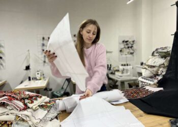 Одяг з елементів рушників виготовляють волонтери