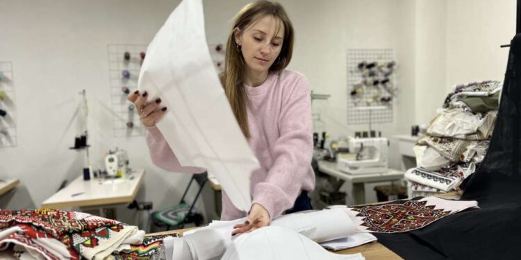 Одяг з елементів рушників виготовляють волонтери