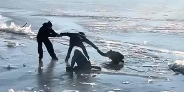 Провалився під кригу на ставі