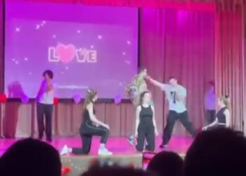 У київській школі показали сценку побиття військового ТЦК. Скріншот з відео. Віталій Саранцев. Facebook