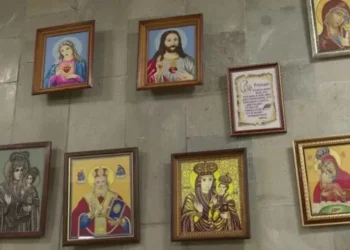 Вже 20 років вишиває картини та ікони