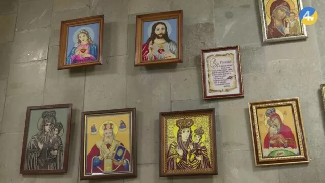 Вже 20 років вишиває картини та ікони