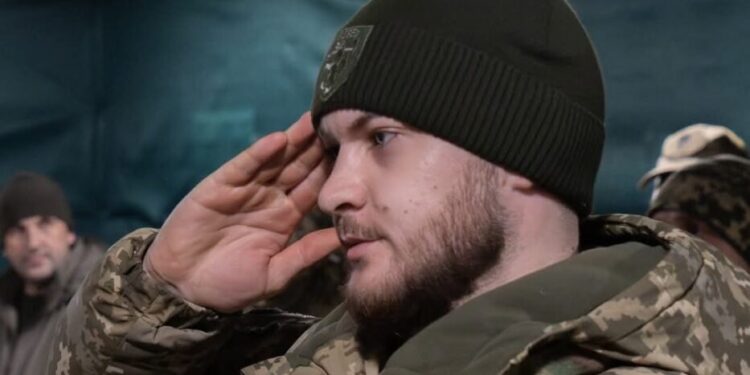 Молодий захисник нищить ворога з САУ Гвоздика