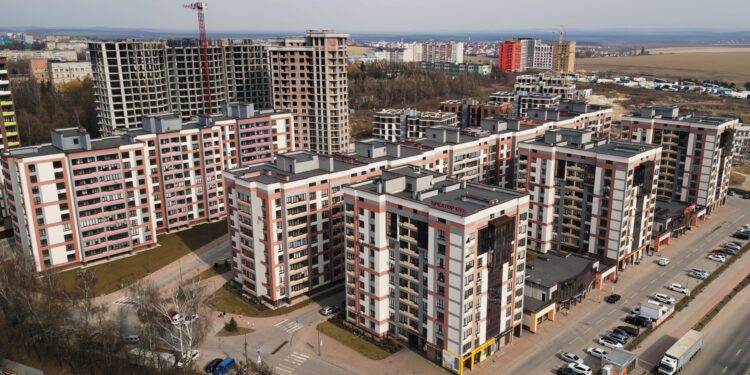 Продовжується будівництво Варшавського мікрорайону