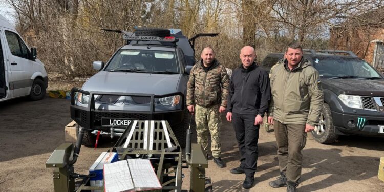 Сергій Надал на фронті передав воїнам автомайстерню