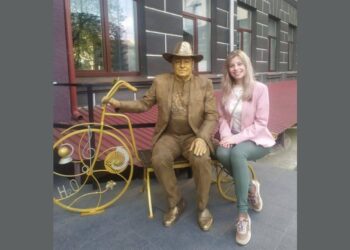 Біля тернопільської школи постав золотий директор