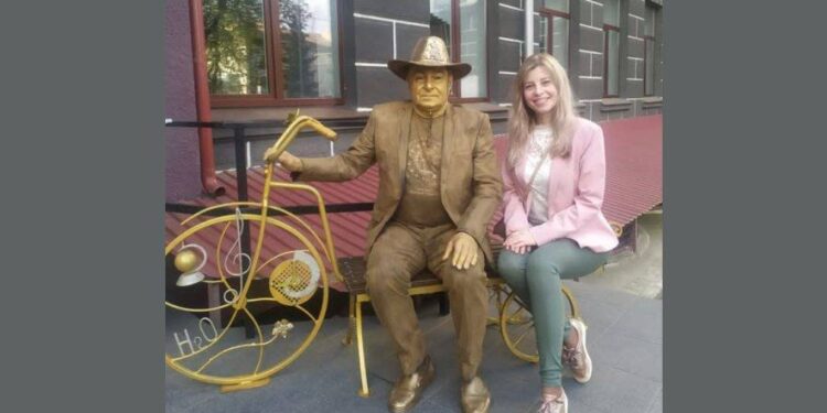 Біля тернопільської школи постав золотий директор