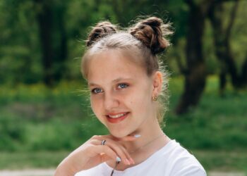 Потрапила в прийомну родину у 4 роки