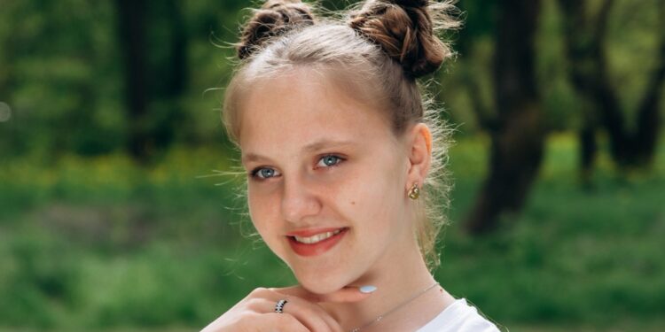 Потрапила в прийомну родину у 4 роки