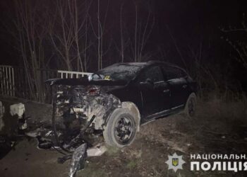 Біля Почаєва Renault MEGAN врізалося в міст