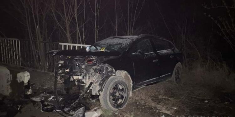 Біля Почаєва Renault MEGAN врізалося в міст