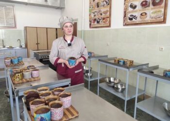 Учні та викладачі ліцею спекли паски для військових