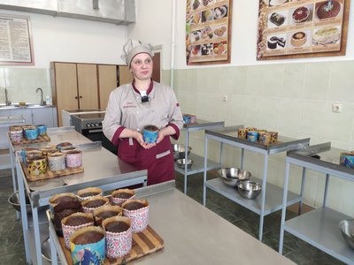 Учні та викладачі ліцею спекли паски для військових