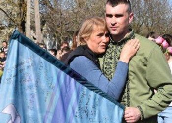 Громада зустріла звільненого з полону захисника