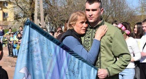 Громада зустріла звільненого з полону захисника