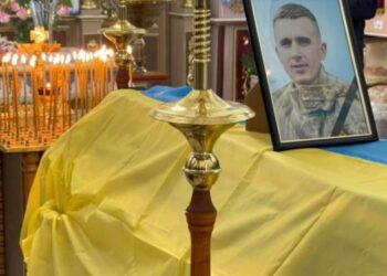 На фасаді ліцею відкрили меморіальну дошку захиснику