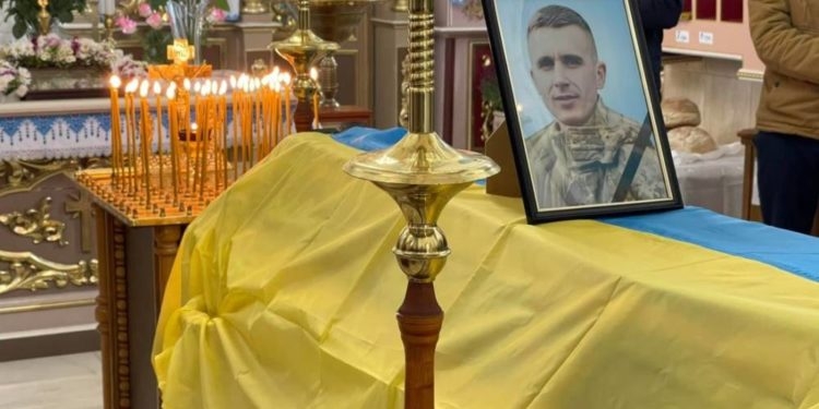 На фасаді ліцею відкрили меморіальну дошку захиснику