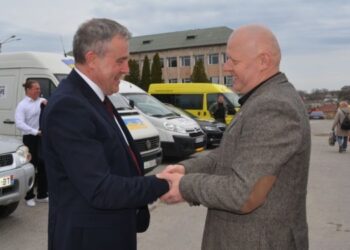 У Збаразькому замку передали партію автівок для ЗСУ