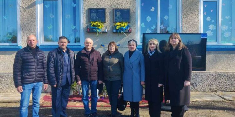 Відкрили меморіальну дошку захиснику Івану Волочію