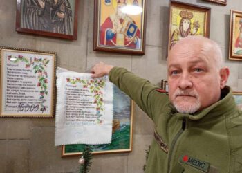 Захисник з вишиває ікони навіть на фронті