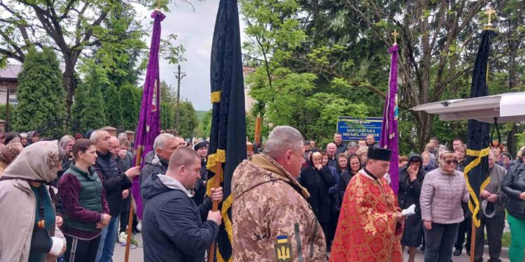 Борщів на колінах зустрів захисника Дмитра Завойського
