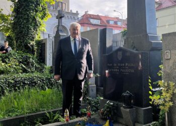 Андрій Сибіга відвідав могилу тернопільського вченого