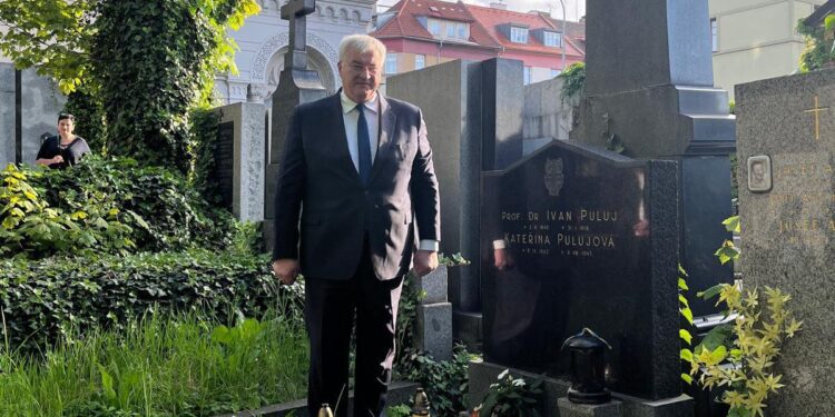 Андрій Сибіга відвідав могилу тернопільського вченого