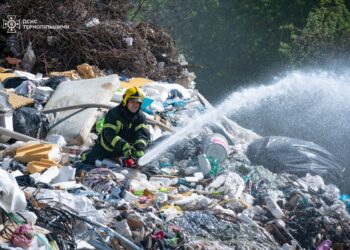 У Тернополі гасять пожежу на сміттєзвалищі